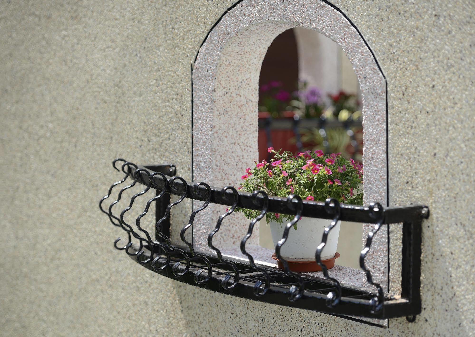Caffir Garden Hotel Jiji Exterior photo
